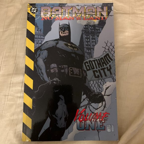 Batman No Man's Land Vol 1 DC Comics, Graphic Novel Comic Book. - Picture 1 of 2